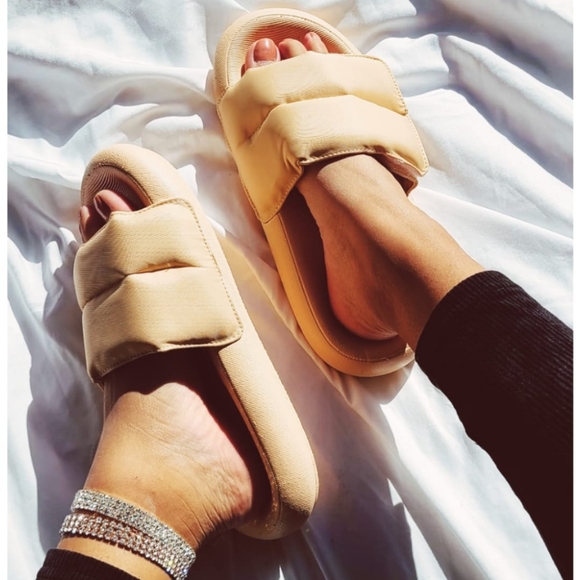 🚨Comfy Collection// Nude puffer Slide - Picture 2 of 2